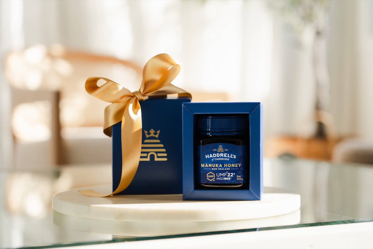 Miód manuka Haddrell's UMF 22⁺ 250 g w pudełku prezentowym z kokardą